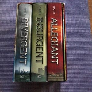 Divergent book series with box & special addition